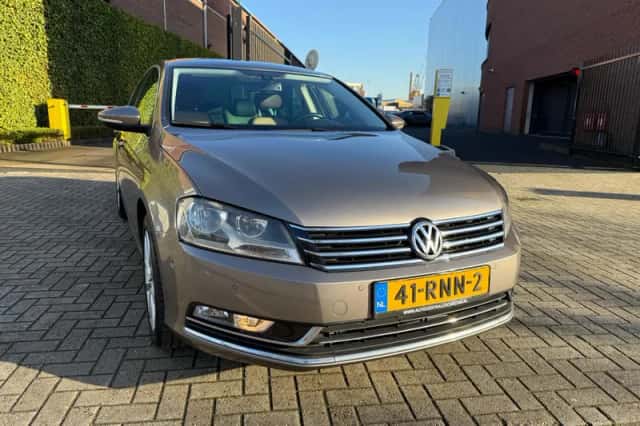 Volkswagen Passat (2011) thumbnail 1