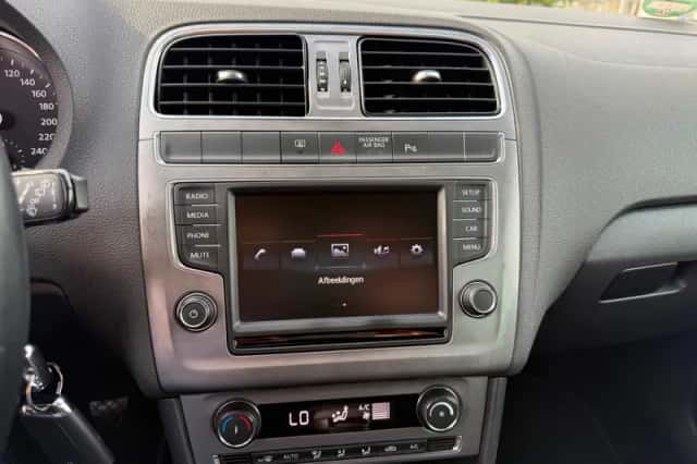 Volkswagen Polo (2016) thumbnail 6