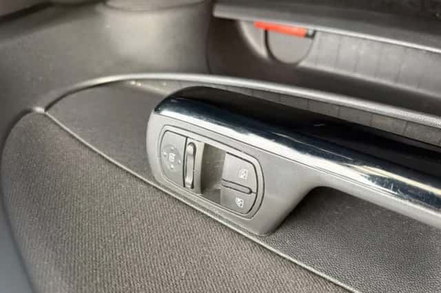 Opel Corsa (2012) thumbnail 5