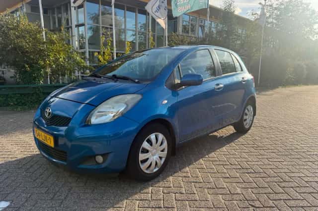 Toyota Yaris (2010) thumbnail 2
