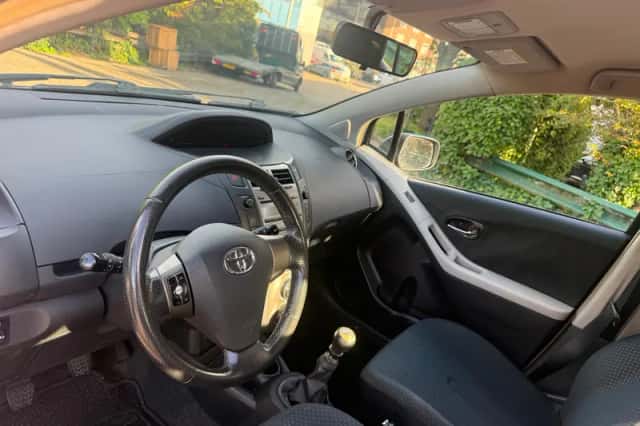 Toyota Yaris (2010) thumbnail 3