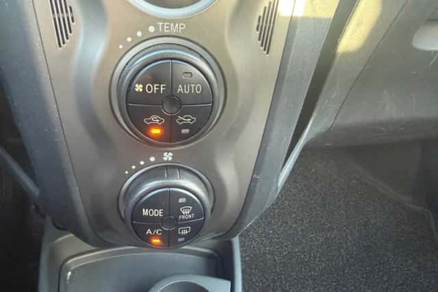 Toyota Yaris (2010) thumbnail 6