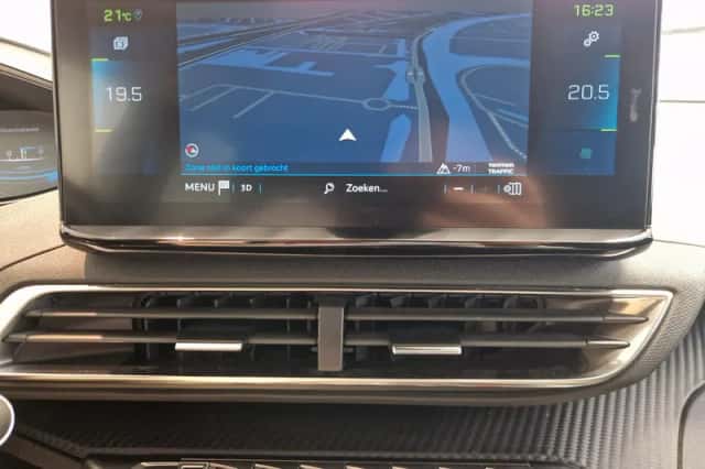 Peugeot 3008 (2022) thumbnail 6