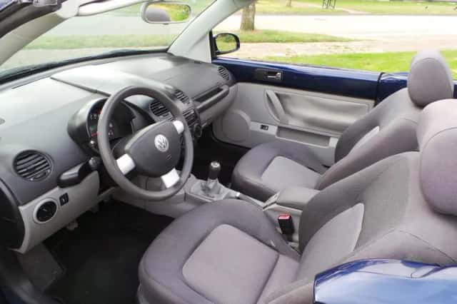Volkswagen New Beetle (2004) thumbnail 2