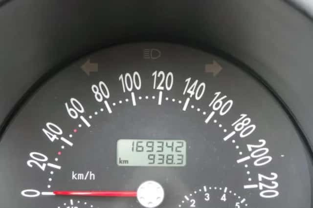 Volkswagen New Beetle (2004) thumbnail 3