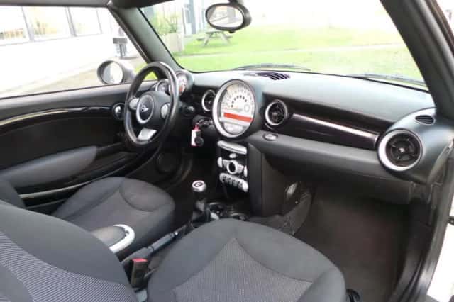 MINI Cabrio (2009) thumbnail 2