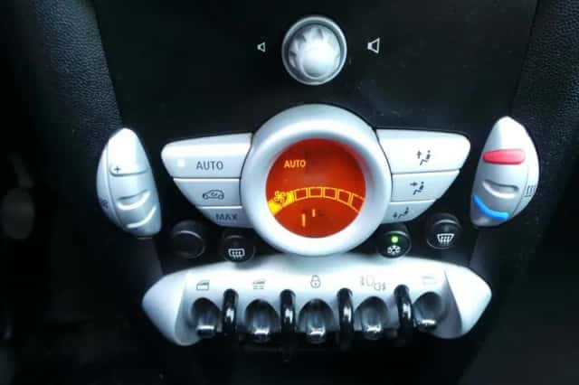 MINI Cabrio (2009) thumbnail 5