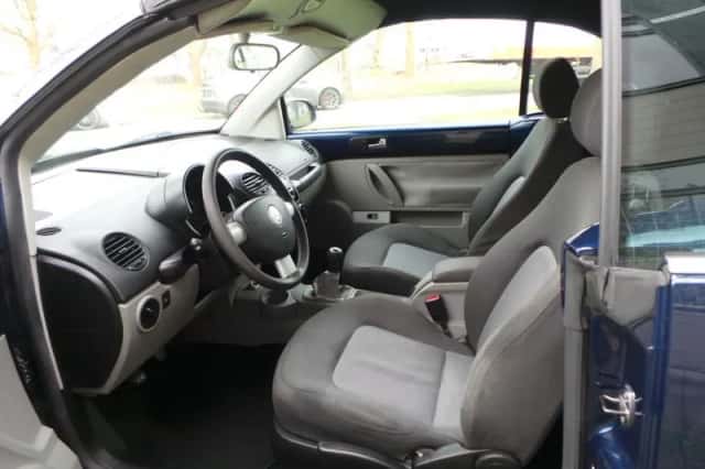 Volkswagen New Beetle (2005) thumbnail 2