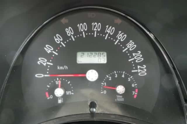 Volkswagen New Beetle (2005) thumbnail 3
