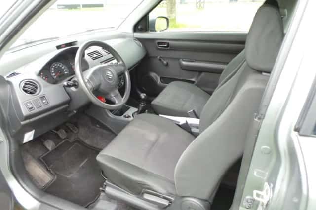 Suzuki Swift (2005) thumbnail 2