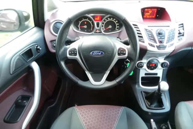 Ford Fiesta (2010) thumbnail 2