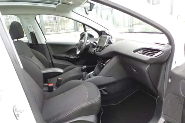 Peugeot 208 (2017) thumbnail 5