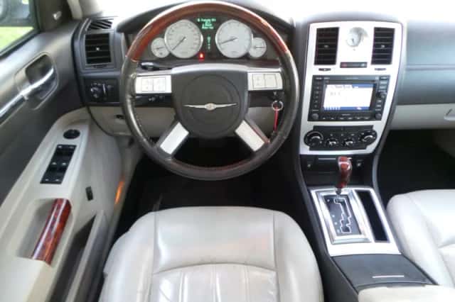 Chrysler 300C (2007) thumbnail 2