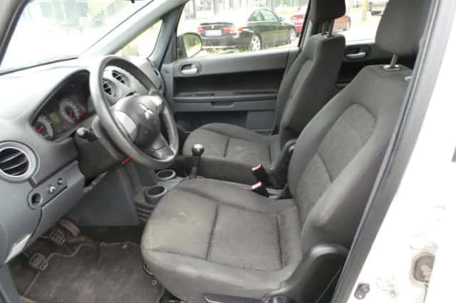 Mitsubishi Colt (2010) thumbnail 6