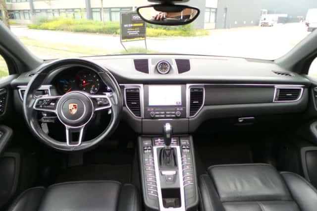 Porsche Macan (2018) thumbnail 2