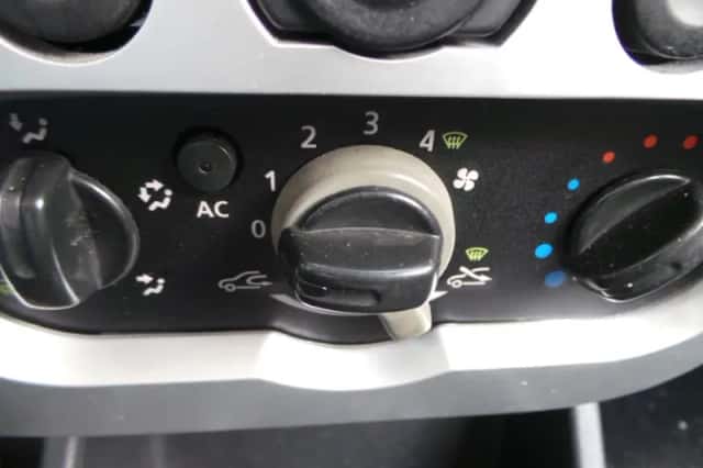 Dacia Sandero (2010) thumbnail 5