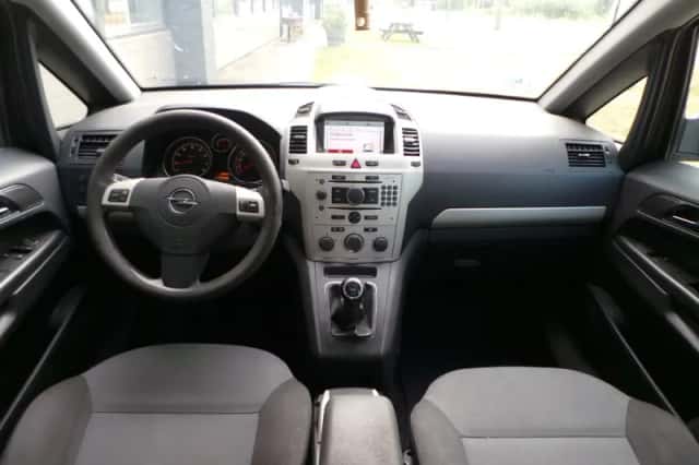 Opel Zafira (2009) thumbnail 2