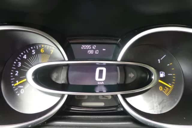 Renault Clio (2015) thumbnail 3