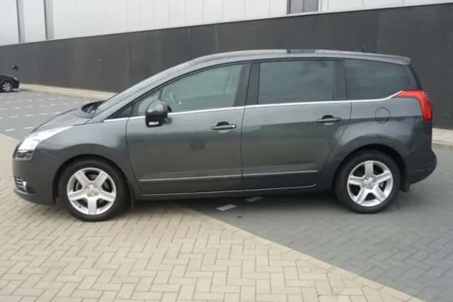 Peugeot 5008 (2011) thumbnail 2