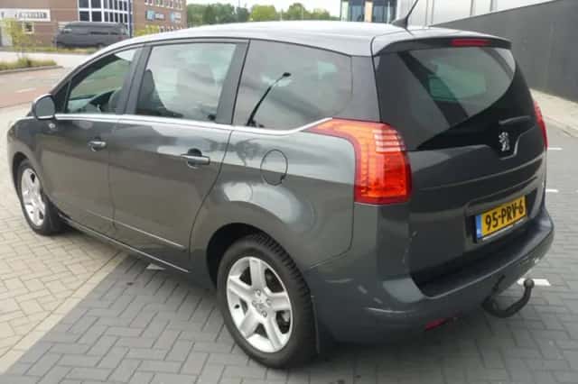 Peugeot 5008 (2011) thumbnail 3