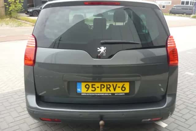 Peugeot 5008 (2011) thumbnail 4