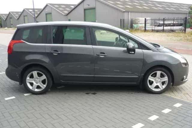 Peugeot 5008 (2011) thumbnail 6