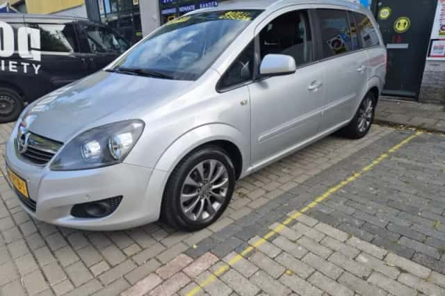 Opel Zafira (2011) thumbnail 2