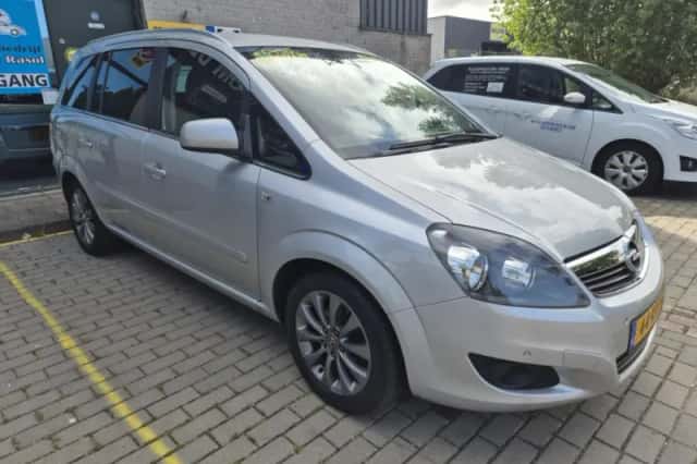 Opel Zafira (2011) thumbnail 4
