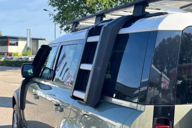 Land Rover Defender (2021) thumbnail 4