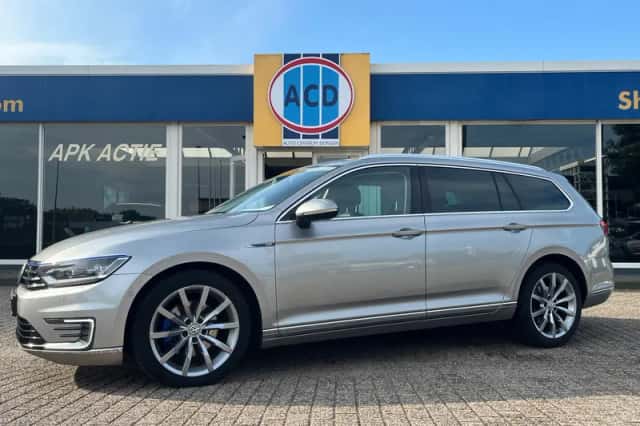 Volkswagen Passat (2015) thumbnail 1