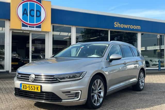 Volkswagen Passat (2015) thumbnail 2
