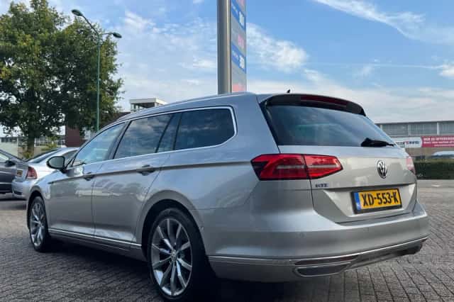 Volkswagen Passat (2015) thumbnail 3