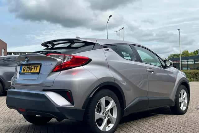 Toyota C-HR (2018) thumbnail 2