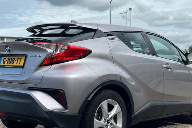 Toyota C-HR (2018) thumbnail 6