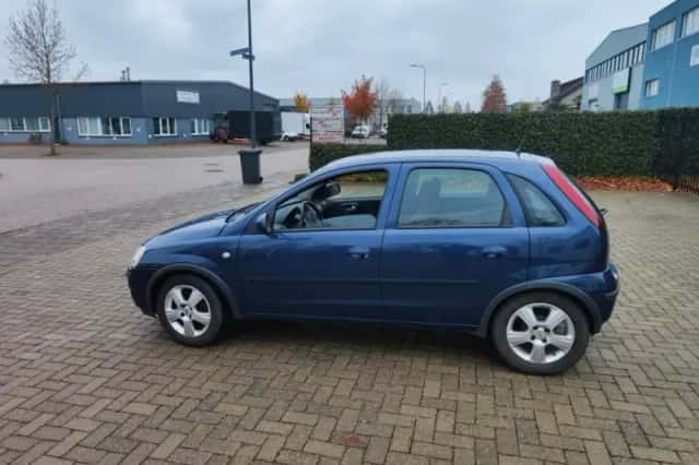 Opel Corsa (2004) thumbnail 3