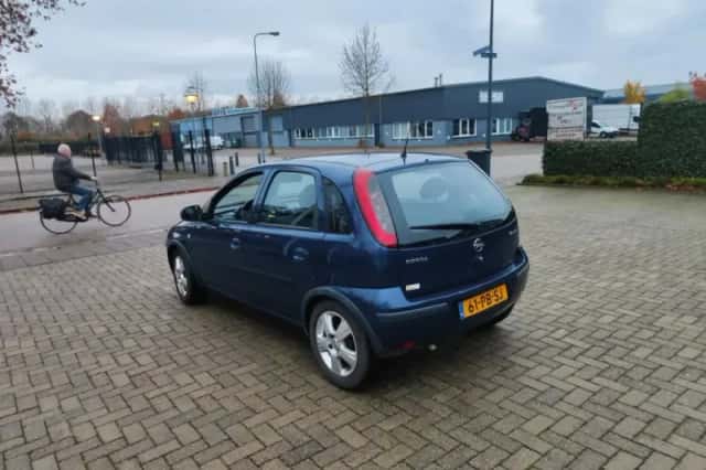 Opel Corsa (2004) thumbnail 5