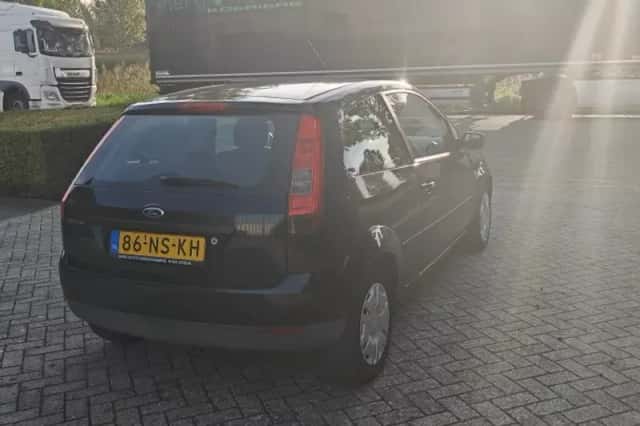 Ford Fiesta (2004) thumbnail 3