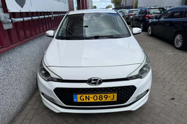 Hyundai i20 (2015) thumbnail 2