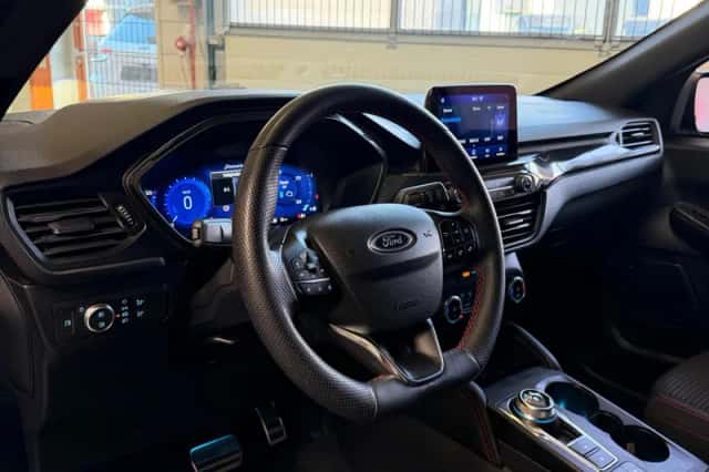 Ford Kuga (2023) thumbnail 2