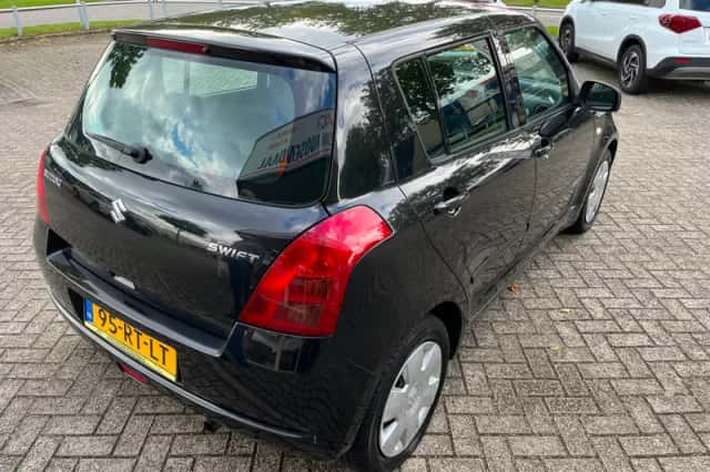 Suzuki Swift (2005) thumbnail 3