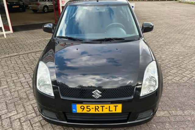 Suzuki Swift (2005) thumbnail 5