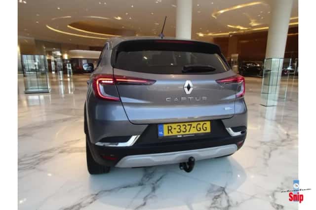 Renault Captur (2022) thumbnail 2