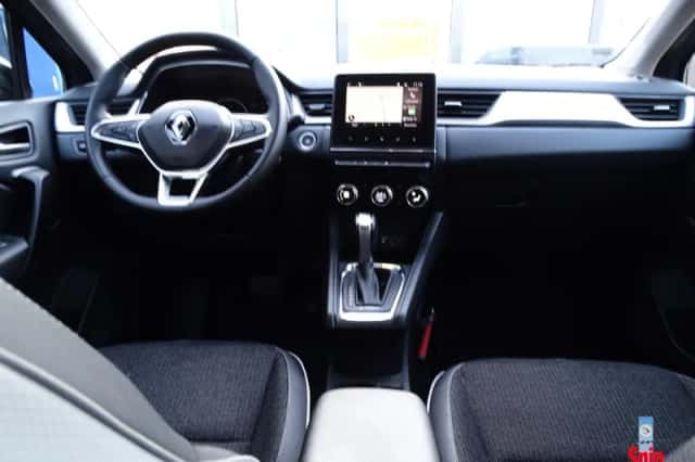 Renault Captur (2022) thumbnail 3