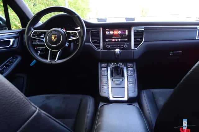 Porsche Macan (2017) thumbnail 3