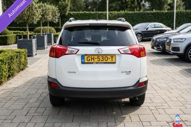 Toyota RAV4 (2015) thumbnail 2