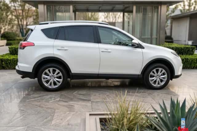 Toyota RAV4 (2015) thumbnail 4