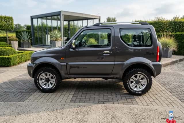 Suzuki Jimny (2012) thumbnail 6