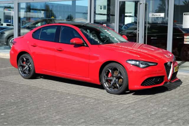 Alfa Romeo Giulia (2017) thumbnail 4