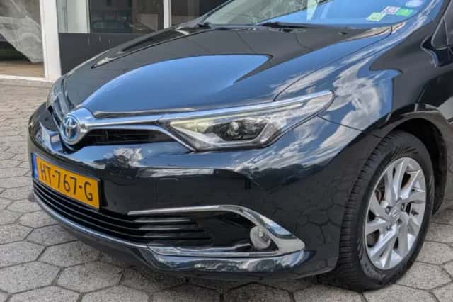 Toyota Auris (2015) thumbnail 3