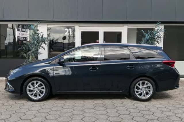 Toyota Auris (2015) thumbnail 4